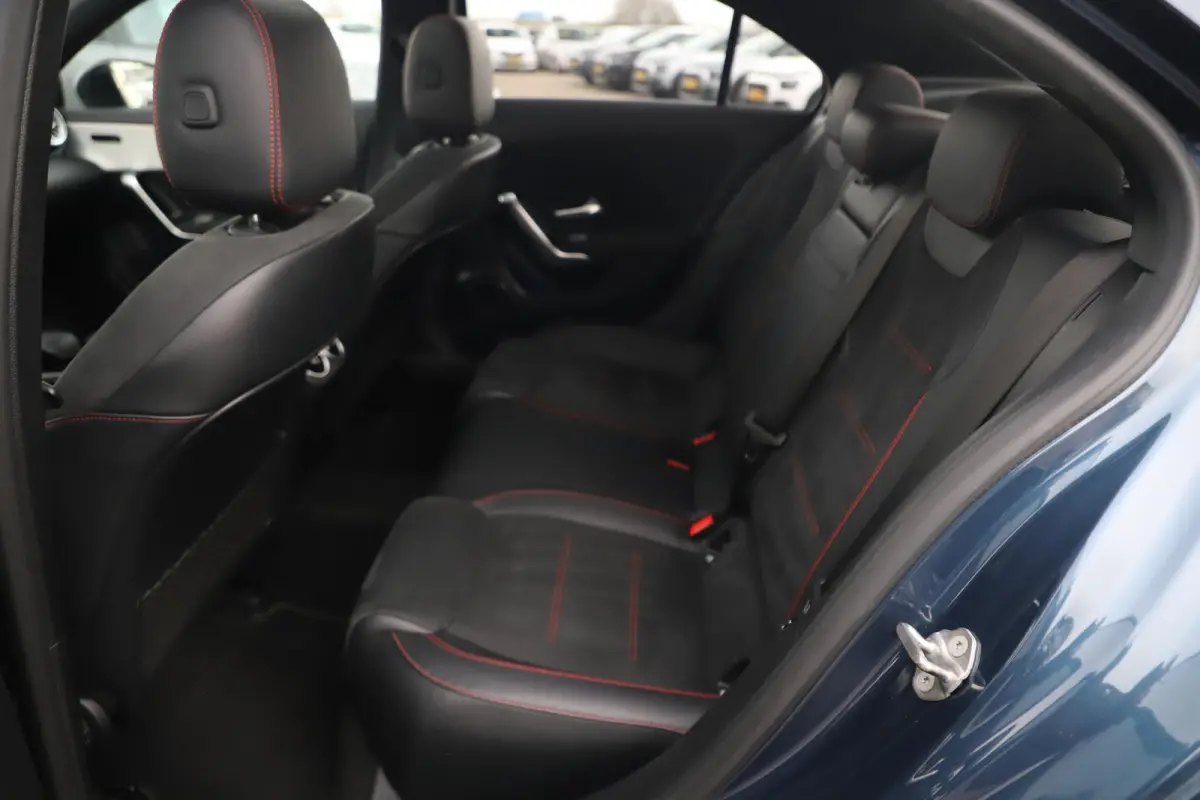 180 Business Solution AMG Night Pakket Automaat Panoramadak Sfeerverlichting Widescreen Achteruitrijcamera