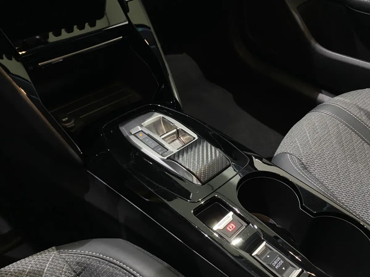 Hybrid 100 e-DCS6 Allure CARPLAY + SENSOREN + CRUISE CONTROL