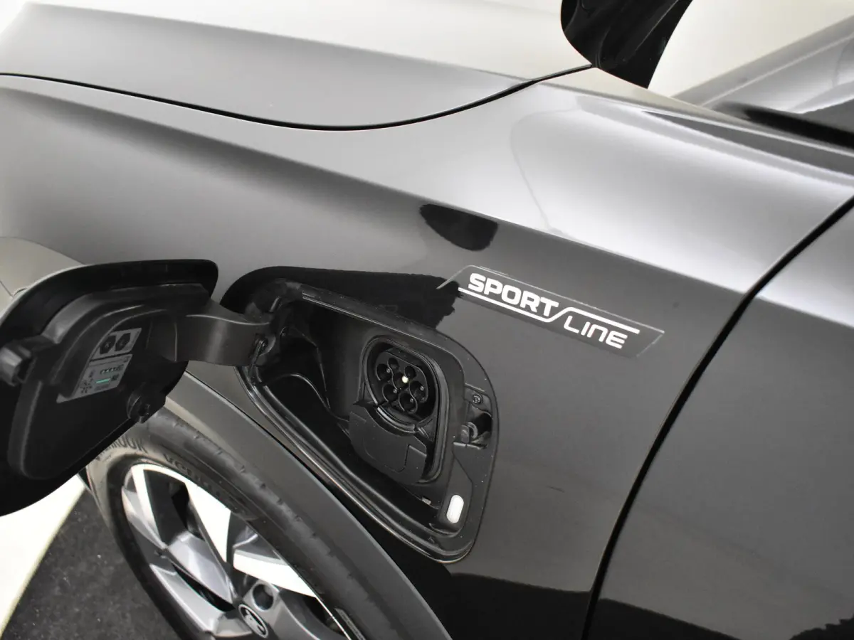 1.5 TSI PHEV Sportline Business 204PK DSG/AUT | Camera | Stoel/stuurverwarming | Elektr. Stoel incl geheugen | App connect | Navi | DAB | LED | Dodehoek | parkeersensoren| Keyless | 19"LMV