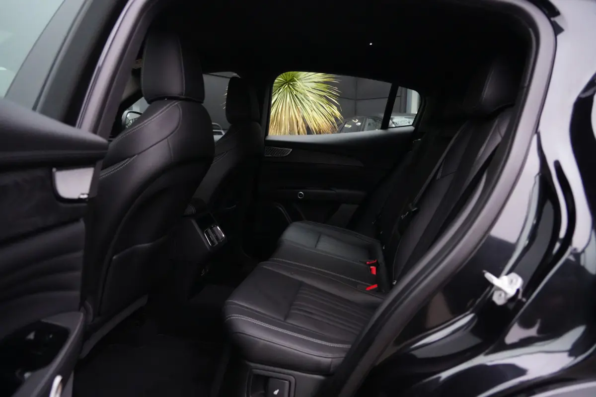 2.0 MHEV Modena | 330PK | HUD | Sonus Faber | 21" | Leder | Maserati Grecale Modena 330 PK Mild Hybrid met 2.0 viercilinder, Head-Up Display, Sonus Faber premium audio, navigatie, 360° came