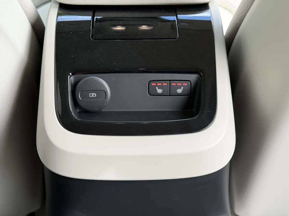 T8 Plug-in hybrid AWD Plus Dark | Bliss | Keyless | Elektrische stoelen | Stuur en stoel verwarming | Harman kardon audio |