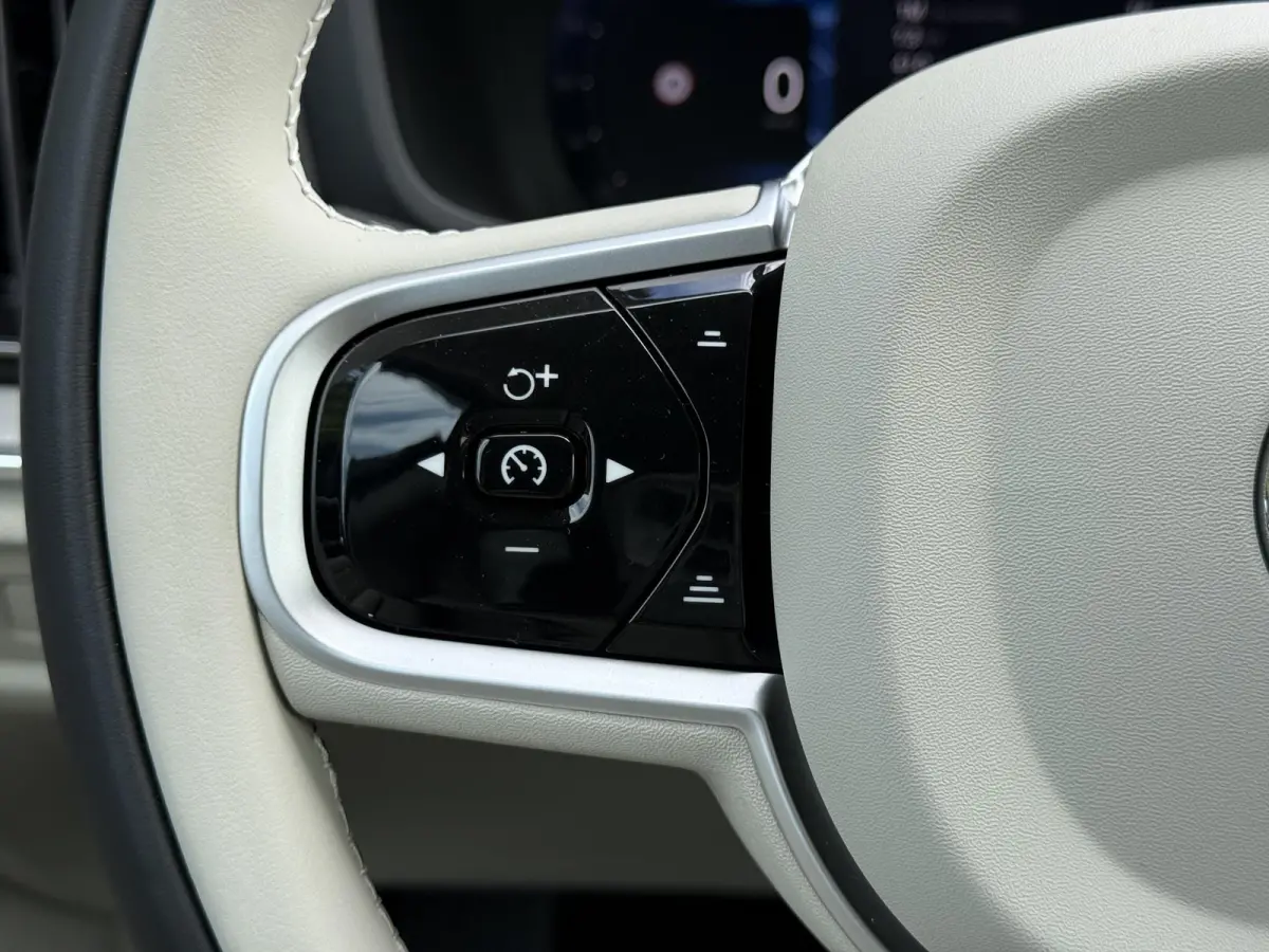 T8 Plug-in hybrid AWD Plus Dark | Bliss | Keyless | Elektrische stoelen | Stuur en stoel verwarming | Harman kardon audio |