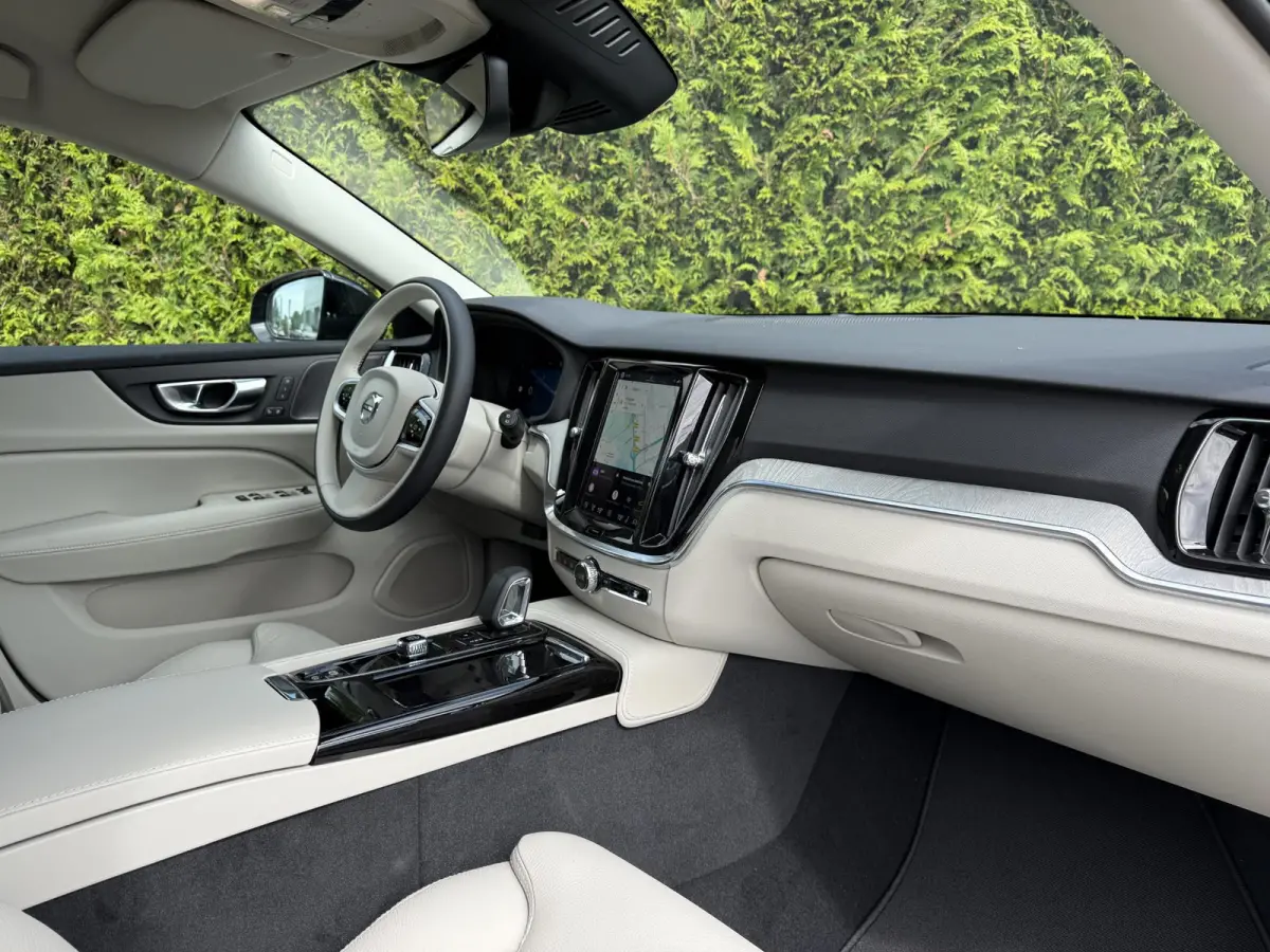 T8 Plug-in hybrid AWD Plus Dark | Bliss | Keyless | Elektrische stoelen | Stuur en stoel verwarming | Harman kardon audio |