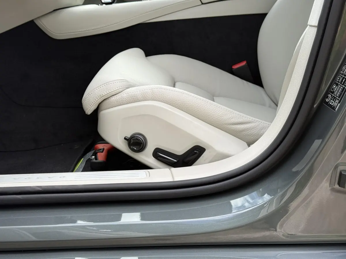 T8 Plug-in hybrid AWD Plus Dark | Bliss | Keyless | Elektrische stoelen | Stuur en stoel verwarming | Harman kardon audio |