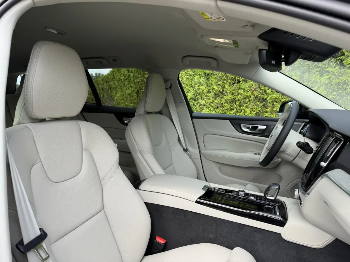 T8 Plug-in hybrid AWD Plus Dark | Bliss | Keyless | Elektrische stoelen | Stuur en stoel verwarming | Harman kardon audio |