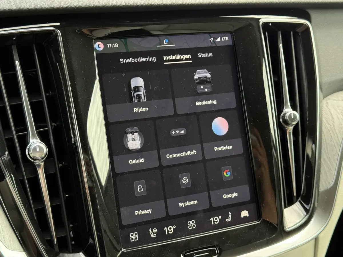 T8 Plug-in hybrid AWD Plus Dark | Bliss | Keyless | Elektrische stoelen | Stuur en stoel verwarming | Harman kardon audio |