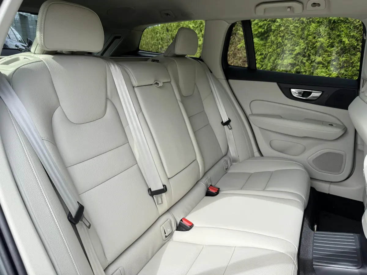 T8 Plug-in hybrid AWD Plus Dark | Bliss | Keyless | Elektrische stoelen | Stuur en stoel verwarming | Harman kardon audio |
