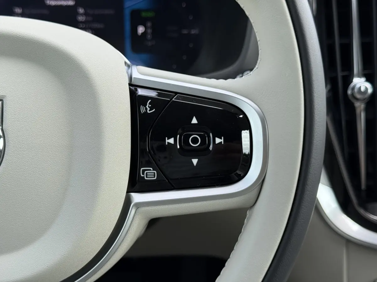 T8 Plug-in hybrid AWD Plus Dark | Bliss | Keyless | Elektrische stoelen | Stuur en stoel verwarming | Harman kardon audio |