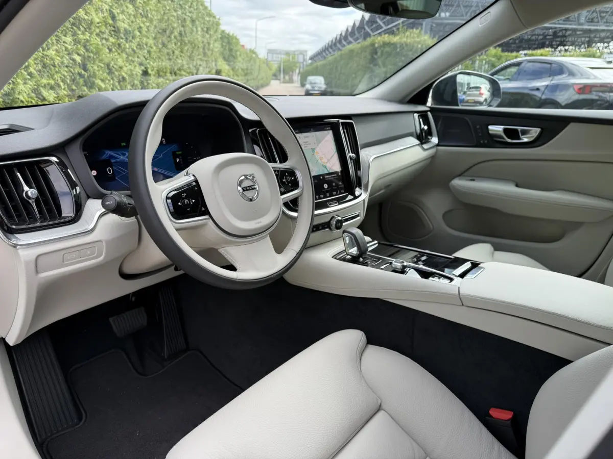 T8 Plug-in hybrid AWD Plus Dark | Bliss | Keyless | Elektrische stoelen | Stuur en stoel verwarming | Harman kardon audio |