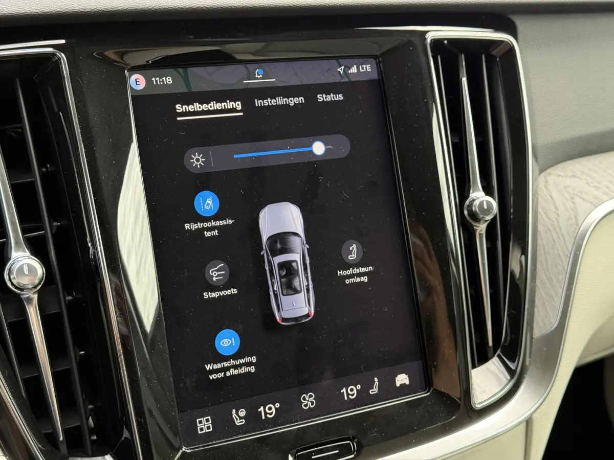 T8 Plug-in hybrid AWD Plus Dark | Bliss | Keyless | Elektrische stoelen | Stuur en stoel verwarming | Harman kardon audio |