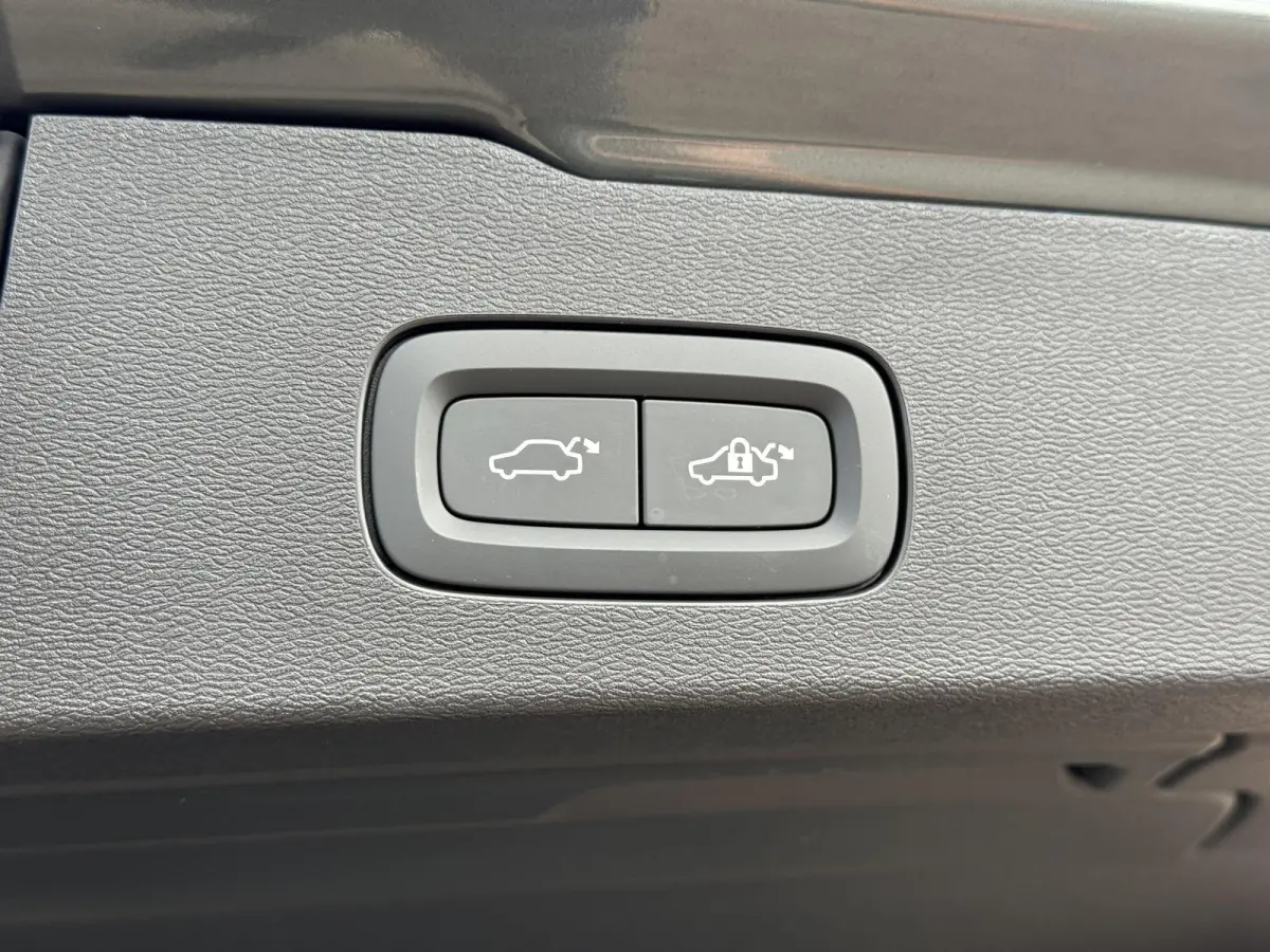 T8 Plug-in hybrid AWD Plus Dark | Bliss | Keyless | Elektrische stoelen | Stuur en stoel verwarming | Harman kardon audio |