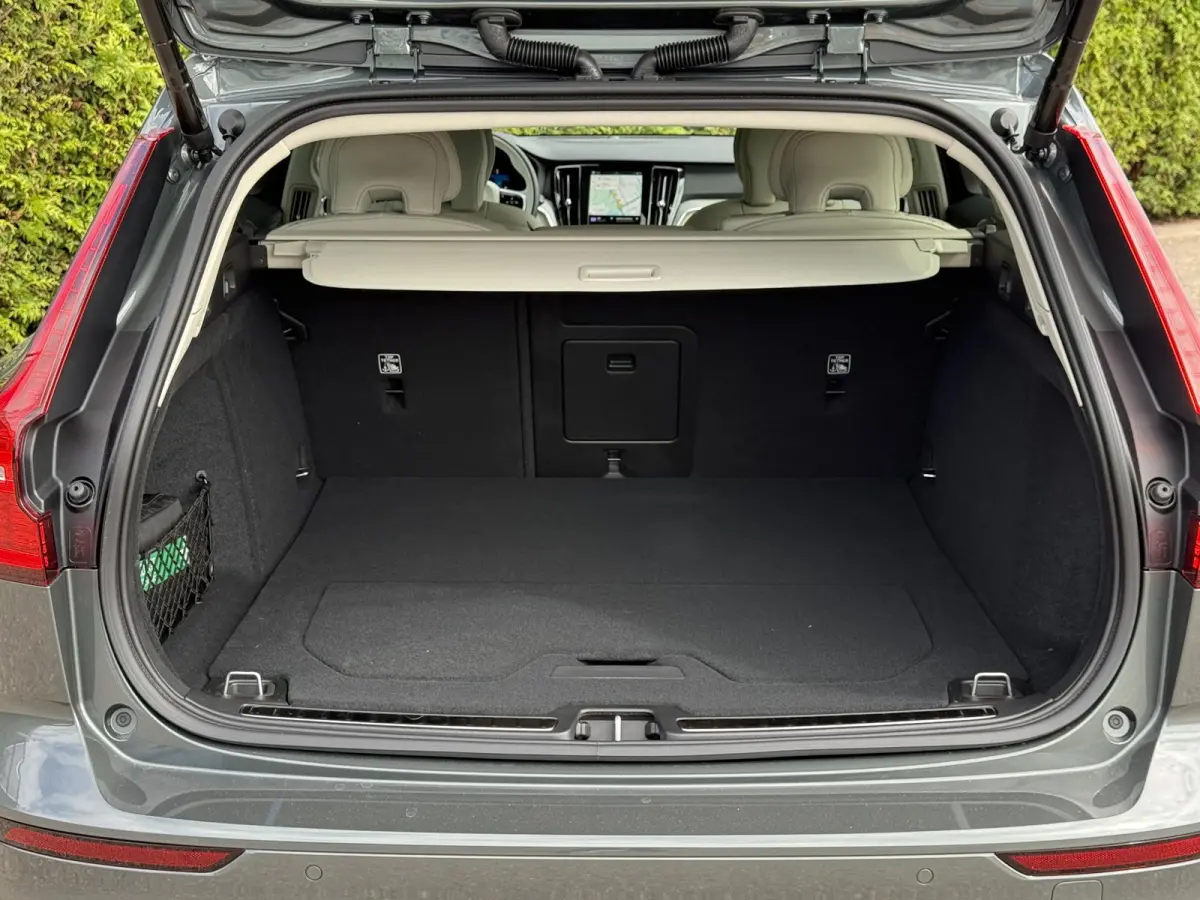 T8 Plug-in hybrid AWD Plus Dark | Bliss | Keyless | Elektrische stoelen | Stuur en stoel verwarming | Harman kardon audio |