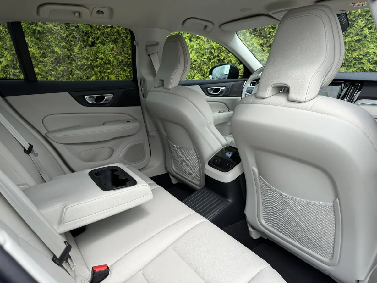 T8 Plug-in hybrid AWD Plus Dark | Bliss | Keyless | Elektrische stoelen | Stuur en stoel verwarming | Harman kardon audio |