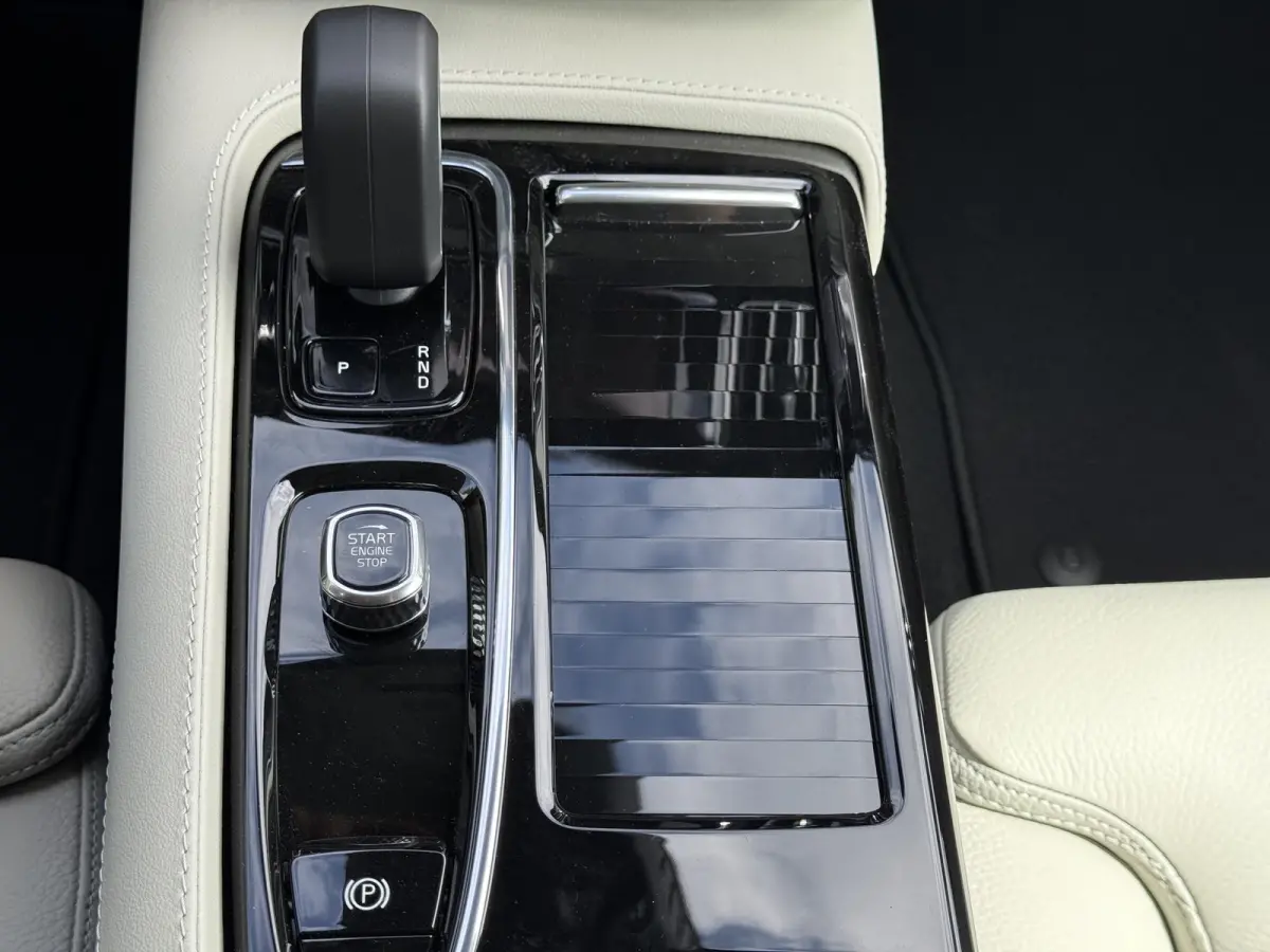 T8 Plug-in hybrid AWD Plus Dark | Bliss | Keyless | Elektrische stoelen | Stuur en stoel verwarming | Harman kardon audio |