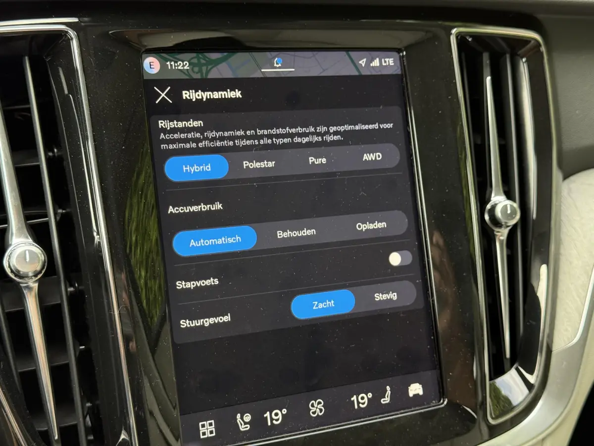 T8 Plug-in hybrid AWD Plus Dark | Bliss | Keyless | Elektrische stoelen | Stuur en stoel verwarming | Harman kardon audio |