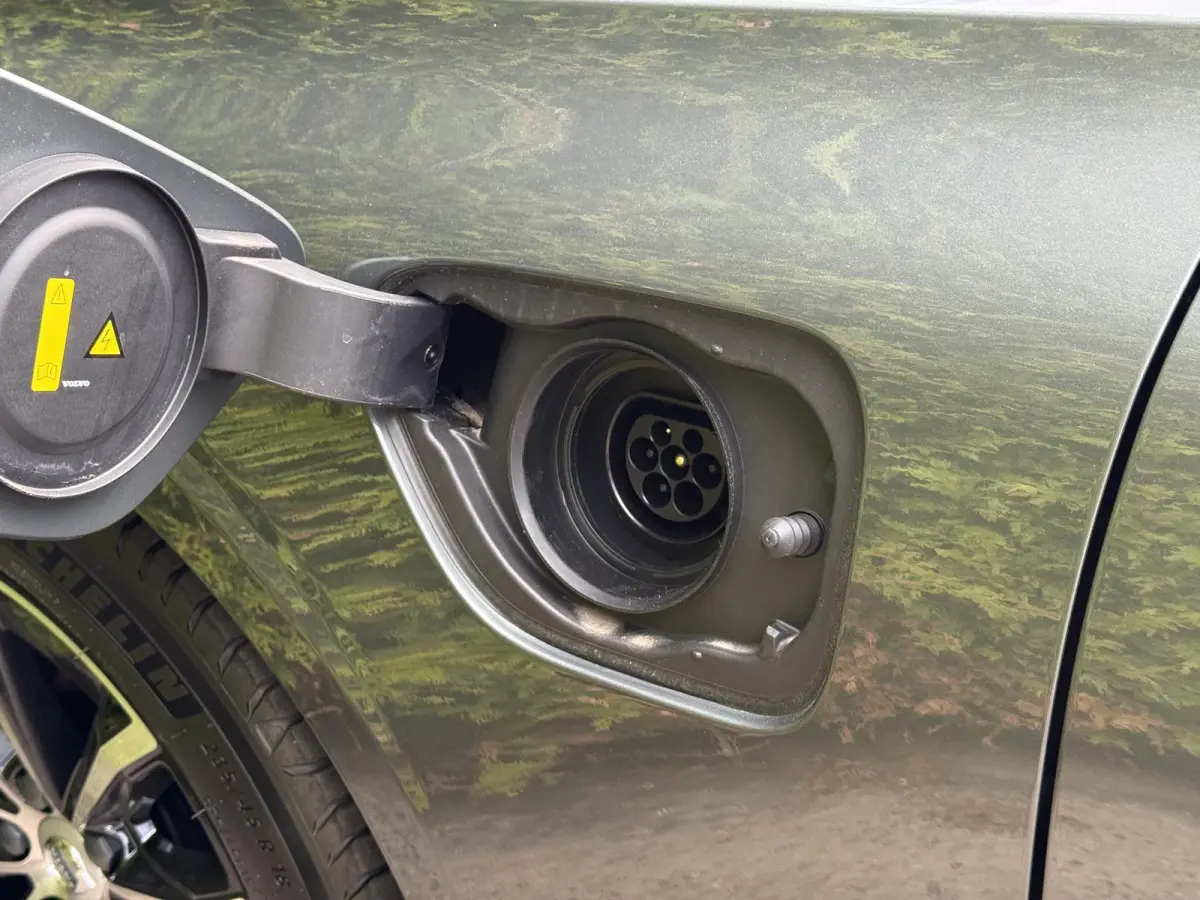T8 Plug-in hybrid AWD Plus Dark | Bliss | Keyless | Elektrische stoelen | Stuur en stoel verwarming | Harman kardon audio |