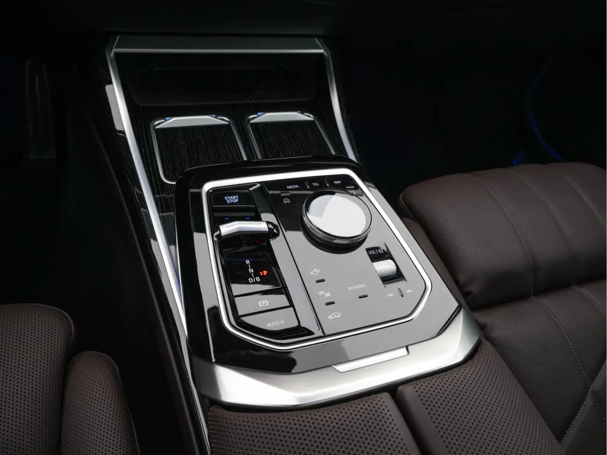 xDrive60 106 kWh M-Sport-Styling [3-Fase-11kW] {SoH-98%} (INCL-BTW) *PANO | LEATHER | FULL-LED | BLIND-SPOT | BOWERS&WILKINS | MEMORY-PACK | TOP-VIEW | VENTILATED/HEATED-COMFORTSEATS | SOFT-