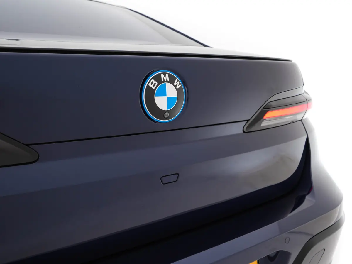 xDrive60 106 kWh M-Sport-Styling [3-Fase-11kW] {SoH-98%} (INCL-BTW) *PANO | LEATHER | FULL-LED | BLIND-SPOT | BOWERS&WILKINS | MEMORY-PACK | TOP-VIEW | VENTILATED/HEATED-COMFORTSEATS | SOFT-