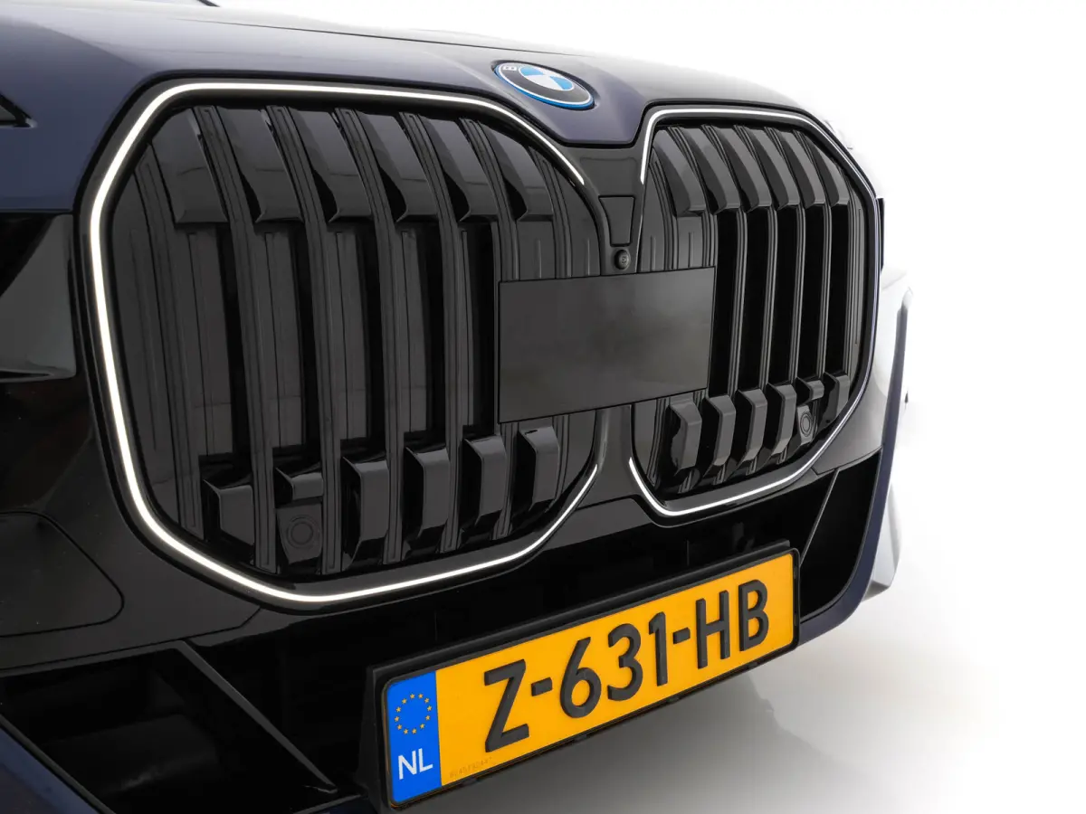xDrive60 106 kWh M-Sport-Styling [3-Fase-11kW] {SoH-98%} (INCL-BTW) *PANO | LEATHER | FULL-LED | BLIND-SPOT | BOWERS&WILKINS | MEMORY-PACK | TOP-VIEW | VENTILATED/HEATED-COMFORTSEATS | SOFT-