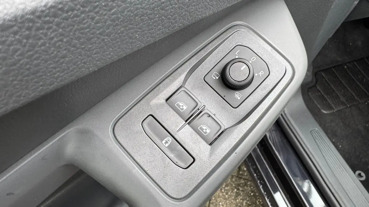 Life Maxi 1.5 eTSI eHybrid 19,7 kWh DSG Automaat 7 persoons | Navi by APP | Camera | Airco voor en achter | Stoelverwarming v | Adaptive Cruise | 17'' LMV