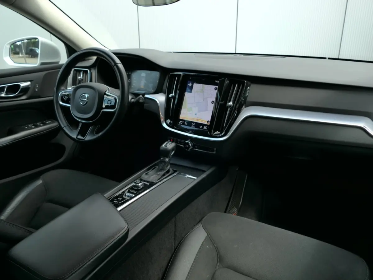 T4 Momentum Pro 12 MND garantie Polestar optimalisatie / Trekhaak / 19'' / Navi