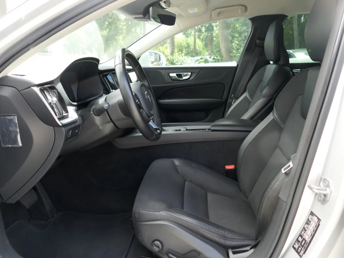 T4 Momentum Pro 12 MND garantie Polestar optimalisatie / Trekhaak / 19'' / Navi
