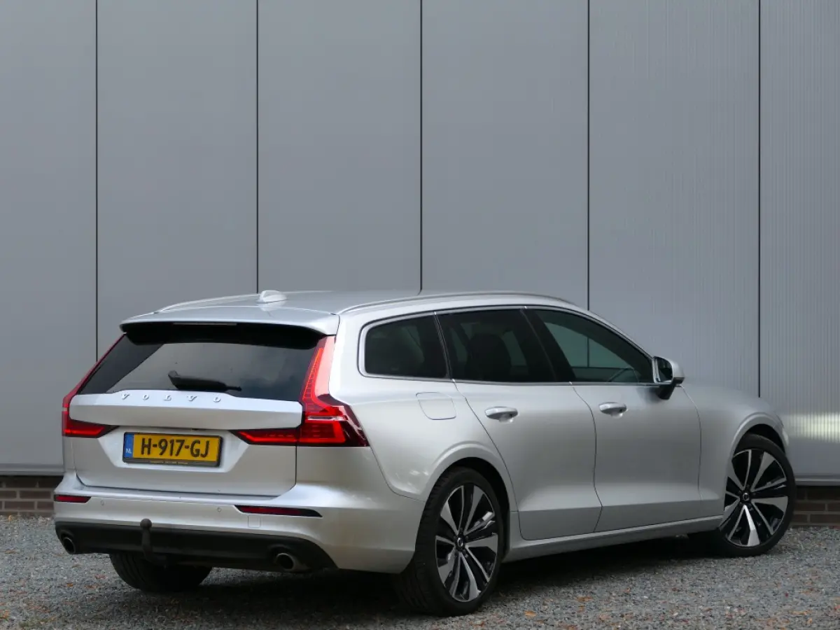 T4 Momentum Pro 12 MND garantie Polestar optimalisatie / Trekhaak / 19'' / Navi