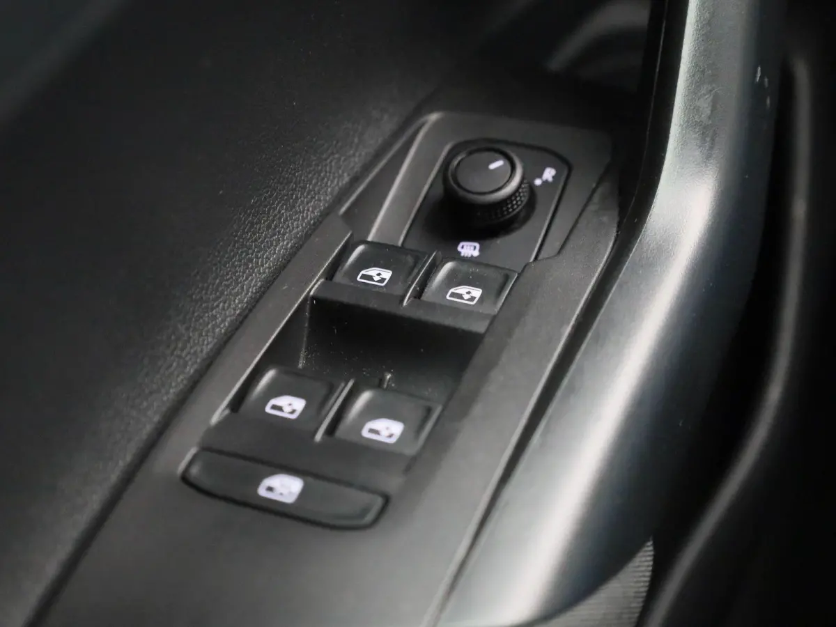1.0 TSI Life 95 PK| Origineel Nederlands | 1e Eigenaar | Navigatie | Parkeersensoren Voor & Achter | LED Koplampen | Airco | Digitale Cockpit