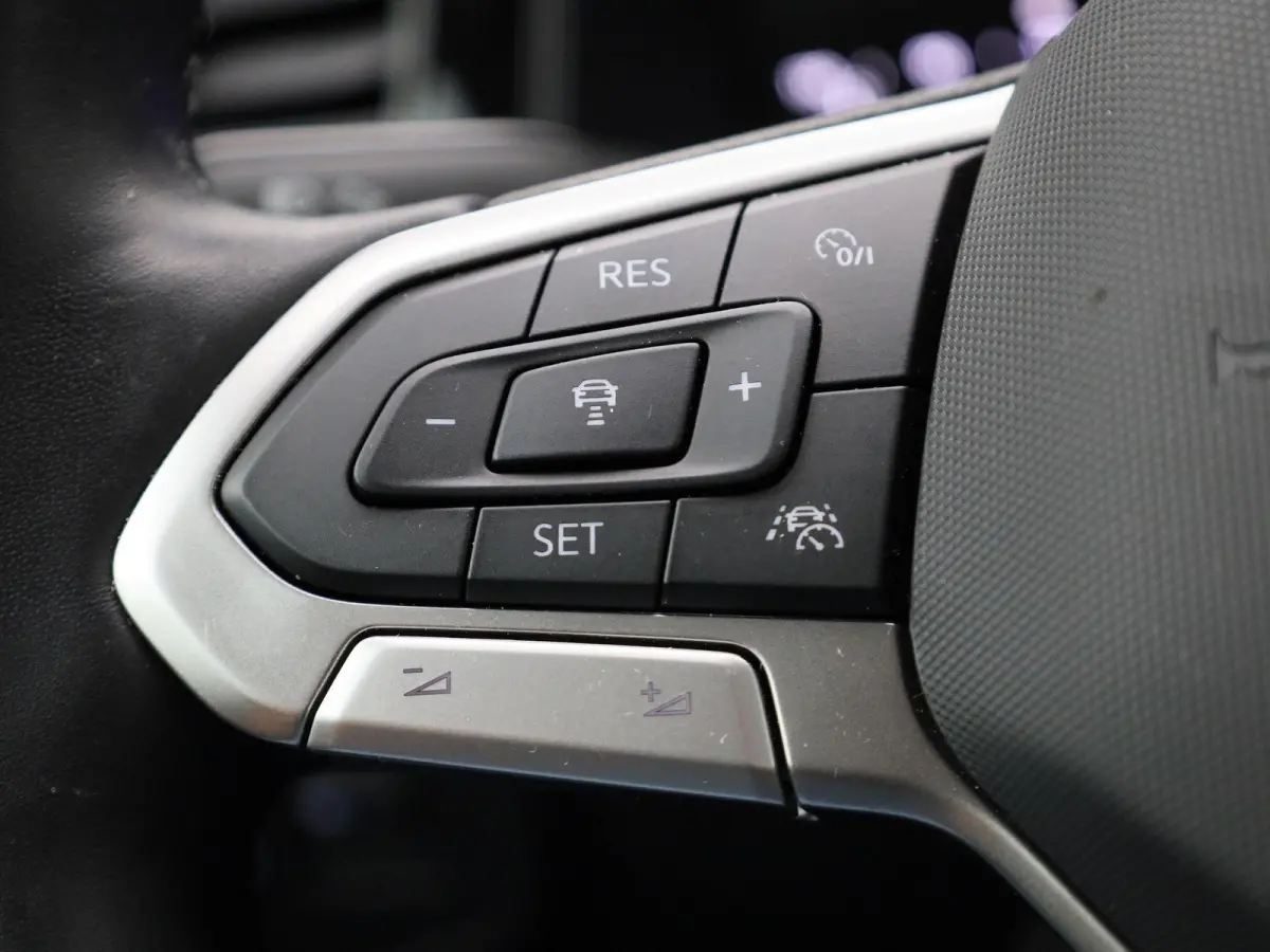 1.0 TSI Life 95 PK| Origineel Nederlands | 1e Eigenaar | Navigatie | Parkeersensoren Voor & Achter | LED Koplampen | Airco | Digitale Cockpit