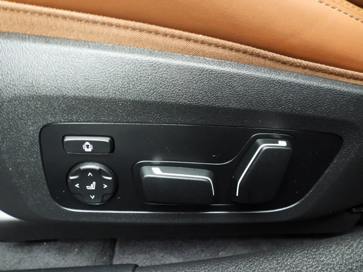 M60 | M-Sportpakket | LED | Leder | HUD | Active Cruise | SOH 100% | Panoramadak | Sportstoelen | DAB | Harman-Karton Sound | Alu 20 Inch