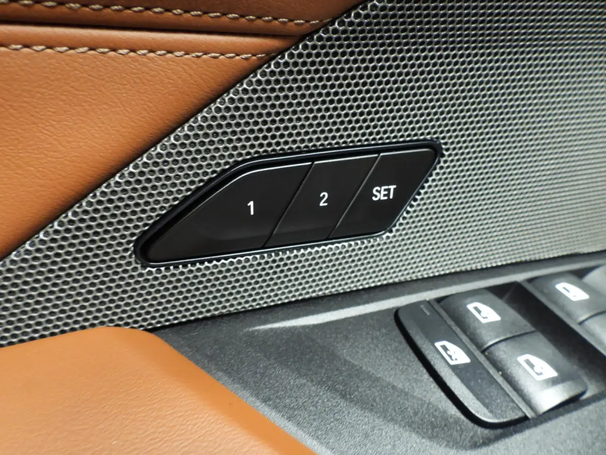 M60 | M-Sportpakket | LED | Leder | HUD | Active Cruise | SOH 100% | Panoramadak | Sportstoelen | DAB | Harman-Karton Sound | Alu 20 Inch