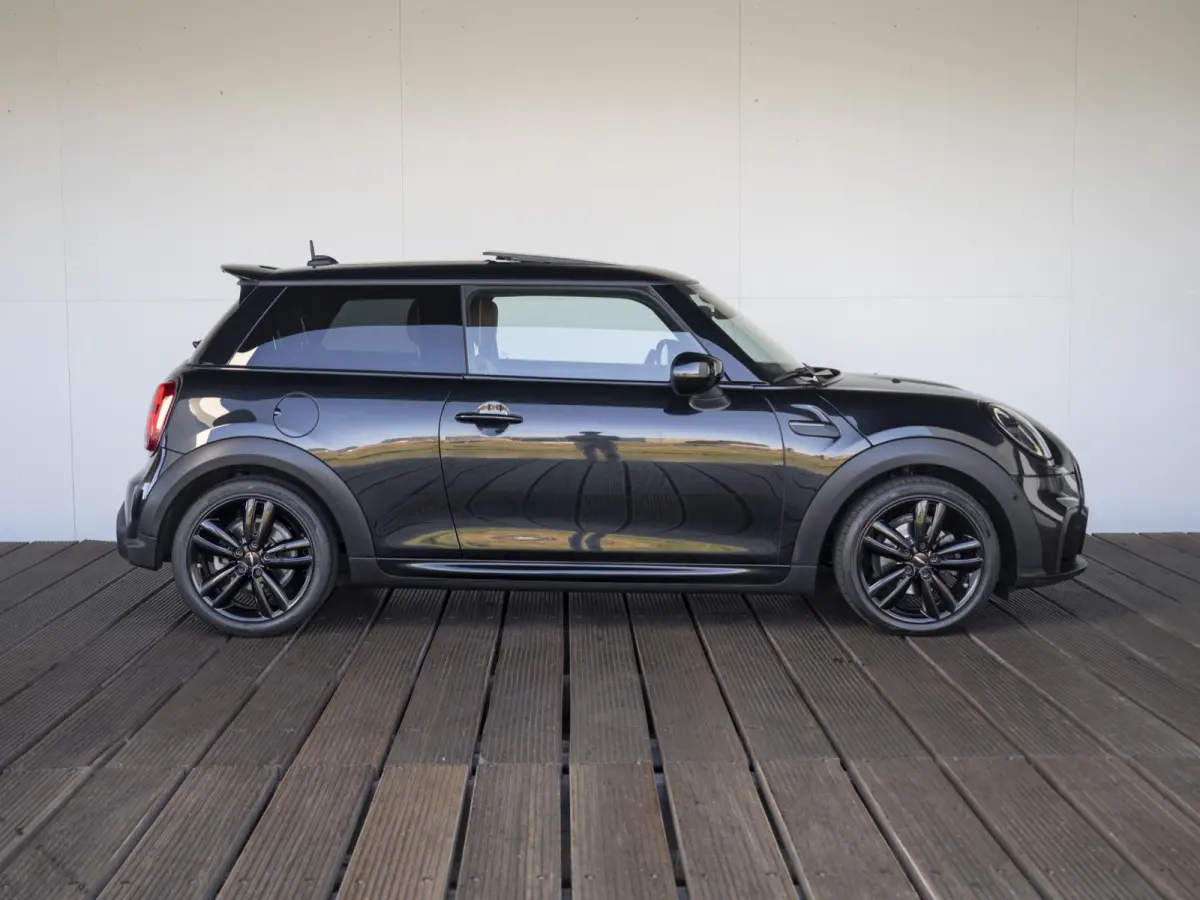 Cooper Aut. | JCW-pakket | Stuur & Stoelverwarming | Glazen panoramadak | Adaptief onderstel | MSI-pakket tot 2029! |
