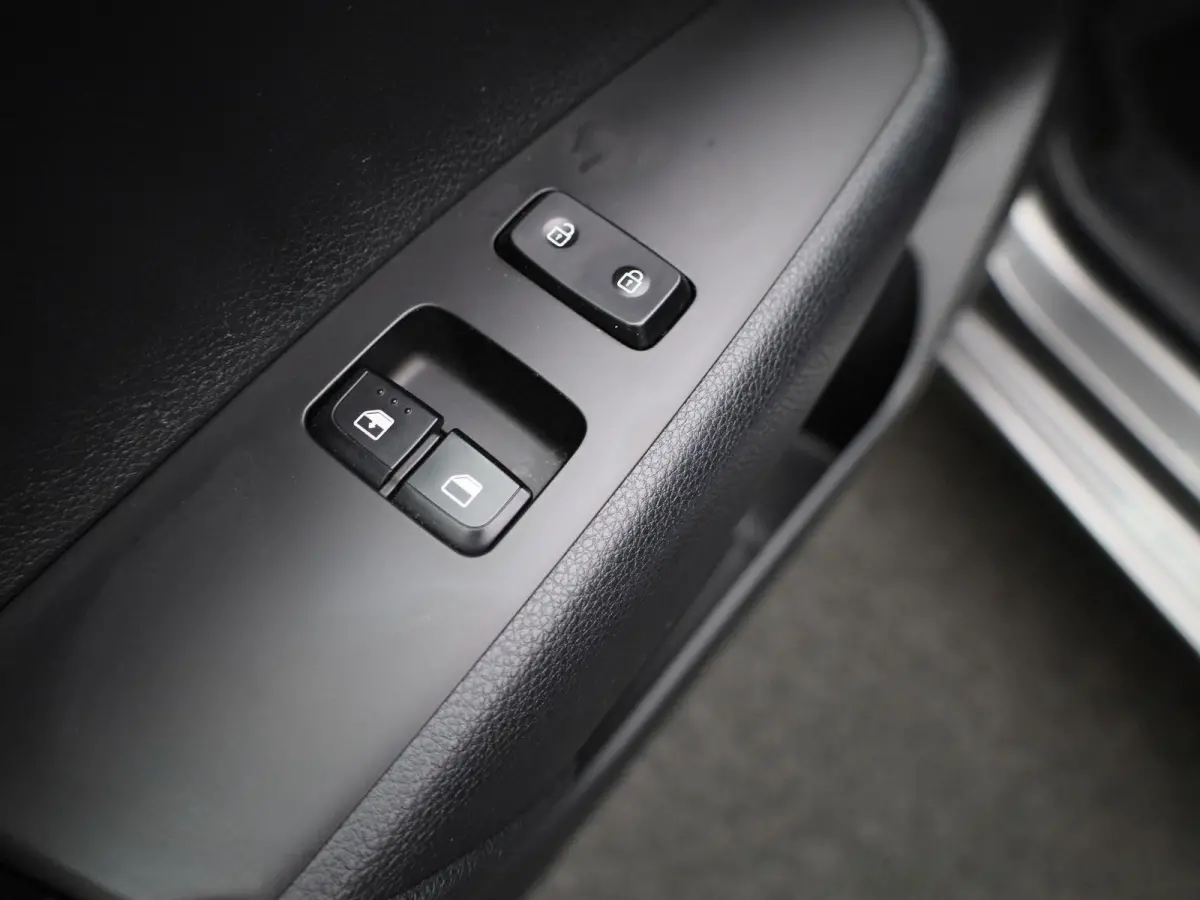 1.0 DPi ComfortLine 5p | BLUETOOTH | AIRCO | MULTIFUNCTIONELE STUUR |