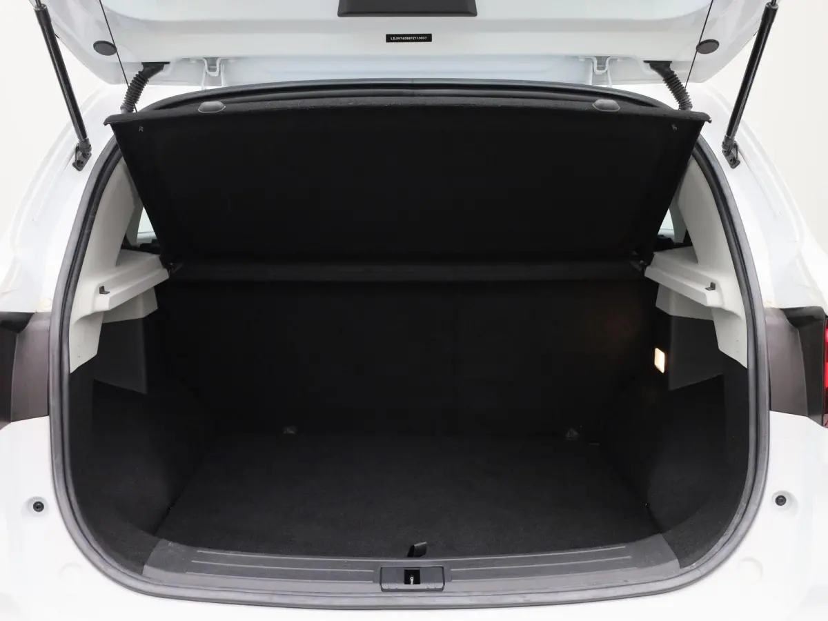 Long Range Luxury 70 kWh | Automaat | Panoramadak | Leder | Navigatie | Airco | Achteruitrijcamera | Apple Carplay / Android Auto | Stoelverwarming | Lichtmetalen Velgen |