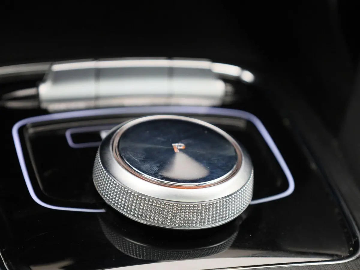 Long Range Luxury 70 kWh | Automaat | Panoramadak | Leder | Navigatie | Airco | Achteruitrijcamera | Apple Carplay / Android Auto | Stoelverwarming | Lichtmetalen Velgen |