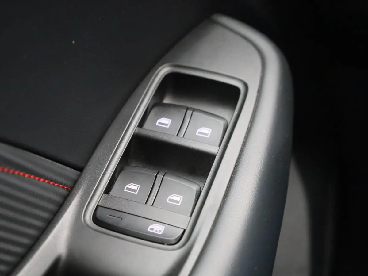 Long Range Luxury 70 kWh | Automaat | Panoramadak | Leder | Navigatie | Airco | Achteruitrijcamera | Apple Carplay / Android Auto | Stoelverwarming | Lichtmetalen Velgen |