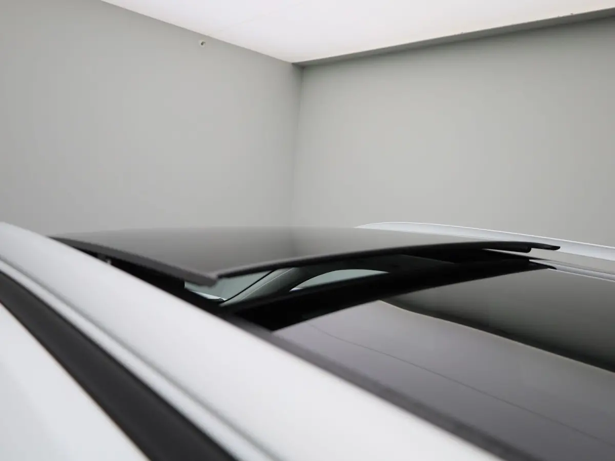 Long Range Luxury 70 kWh | Automaat | Panoramadak | Leder | Navigatie | Airco | Achteruitrijcamera | Apple Carplay / Android Auto | Stoelverwarming | Lichtmetalen Velgen |