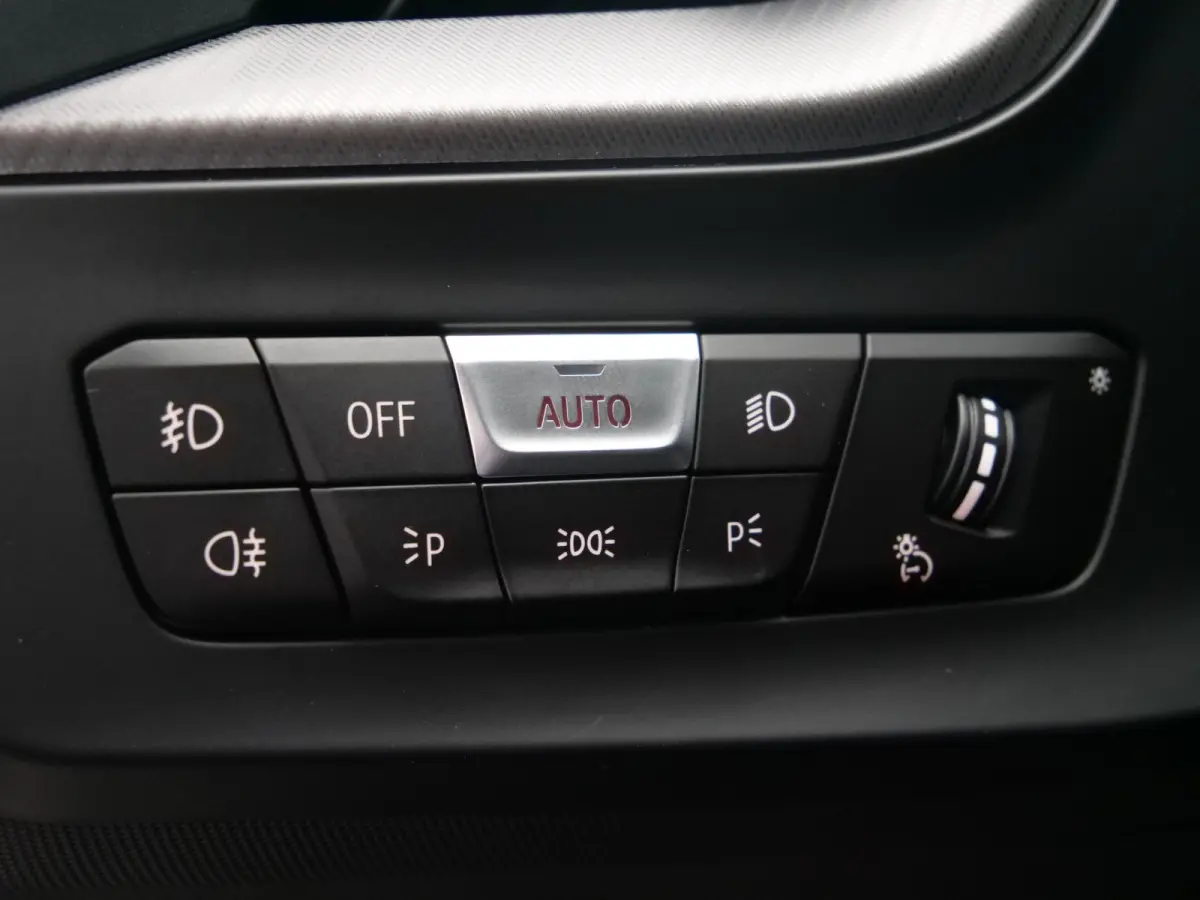 218i Business Edition 136 Pk Automaat M-pakket / Navi / DAB / Apple Carplay