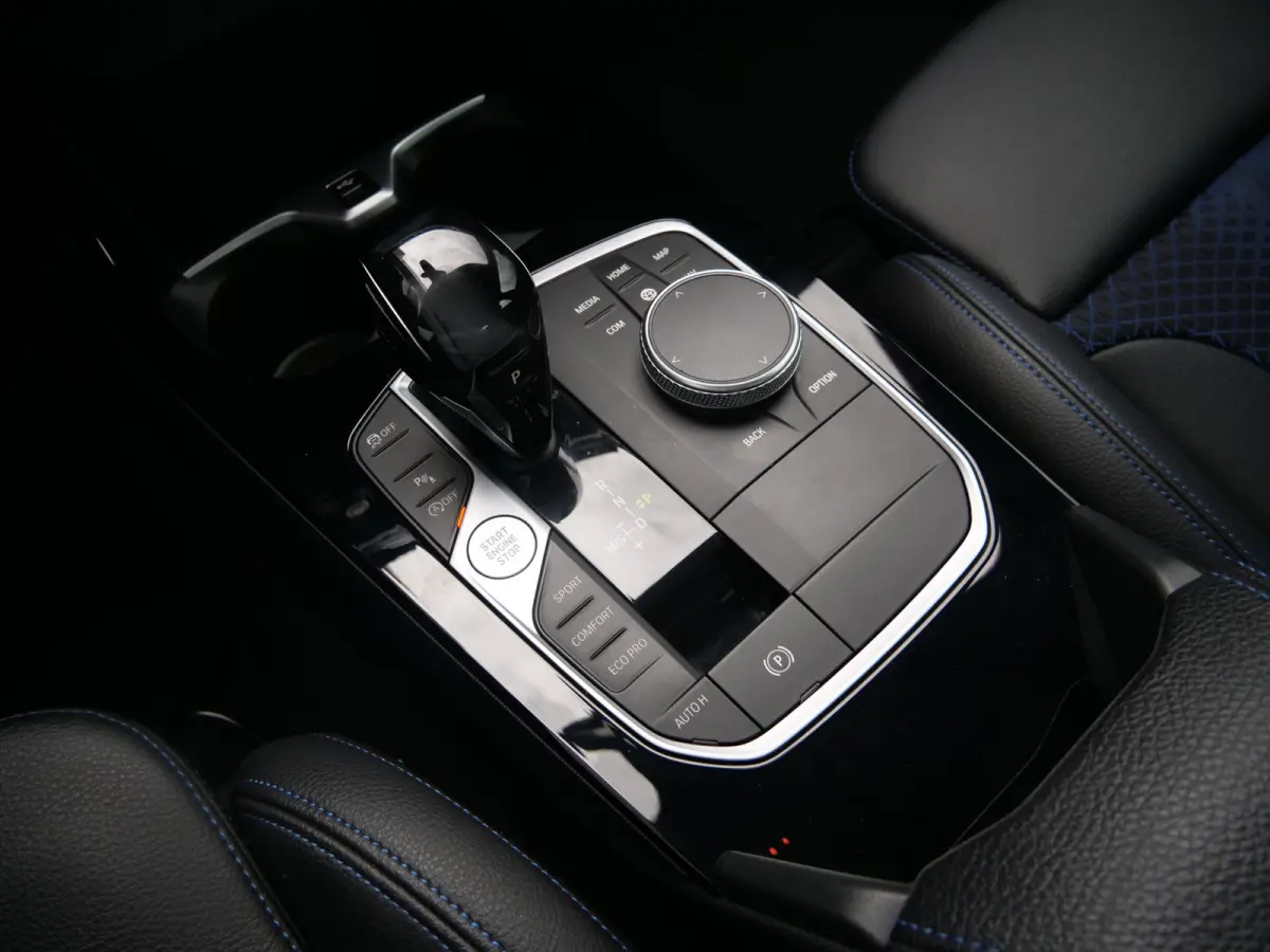 218i Business Edition 136 Pk Automaat M-pakket / Navi / DAB / Apple Carplay