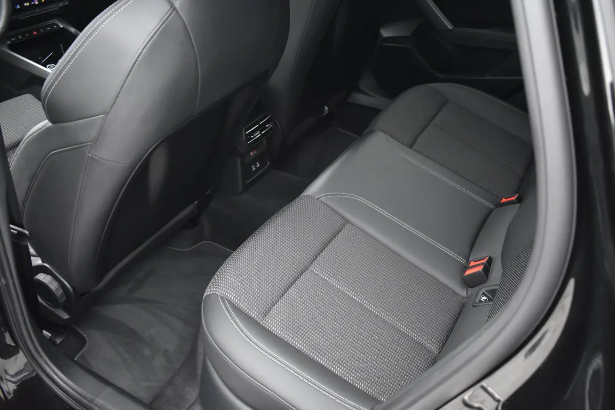 40 204PK TFSI e S edition | Achteruitrijcamera | Stoelverwarming | Ambianceverlichting | Assistentie Pakket | Comfort Pakket Plus | Licht Pakket | Achteruitrijcamera | Stoelverwarming | Audi