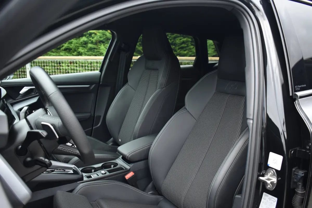 40 204PK TFSI e S edition | Achteruitrijcamera | Stoelverwarming | Ambianceverlichting | Assistentie Pakket | Comfort Pakket Plus | Licht Pakket | Achteruitrijcamera | Stoelverwarming | Audi