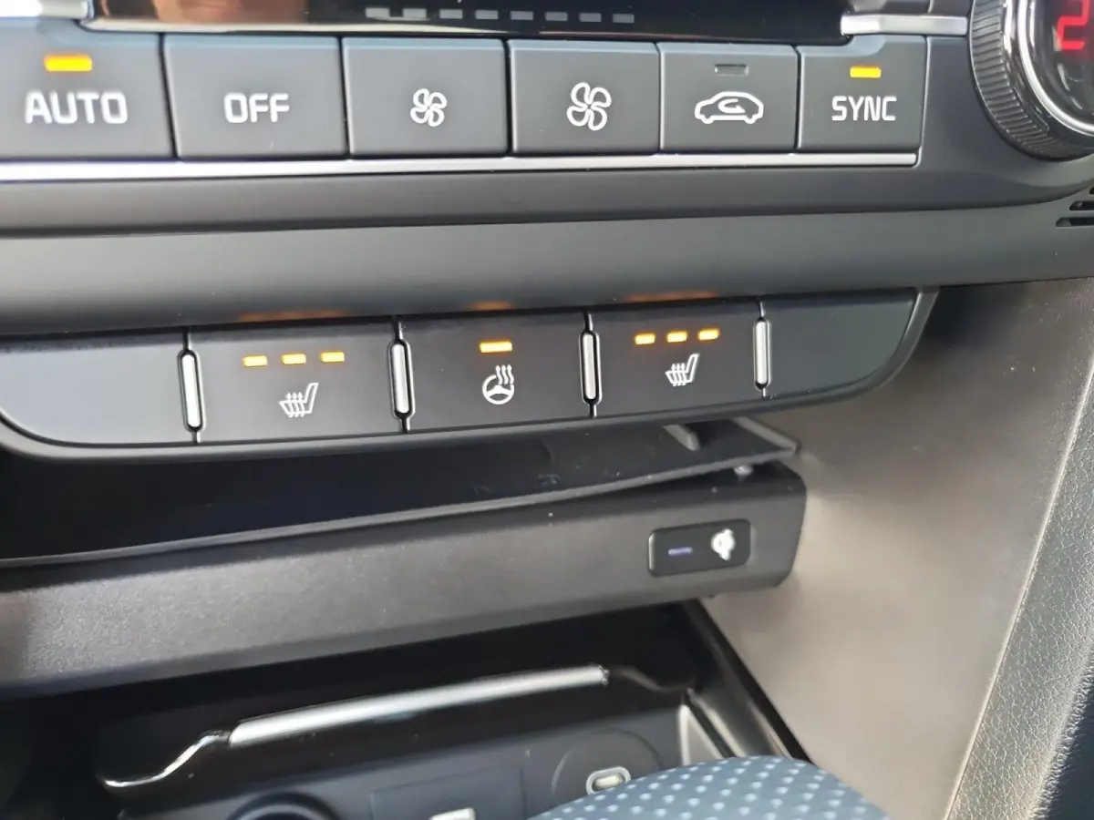 1.0 T-GDi MHEV Design Edition | Stoel en stuurverwarming | Navigatie | Camera | Apple Carplay / Android Auto | Elektrisch achterklep |