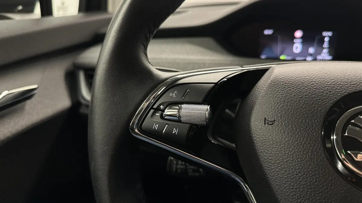 50 Business Edition NAVI ACC CARPLAY. 91% SOH