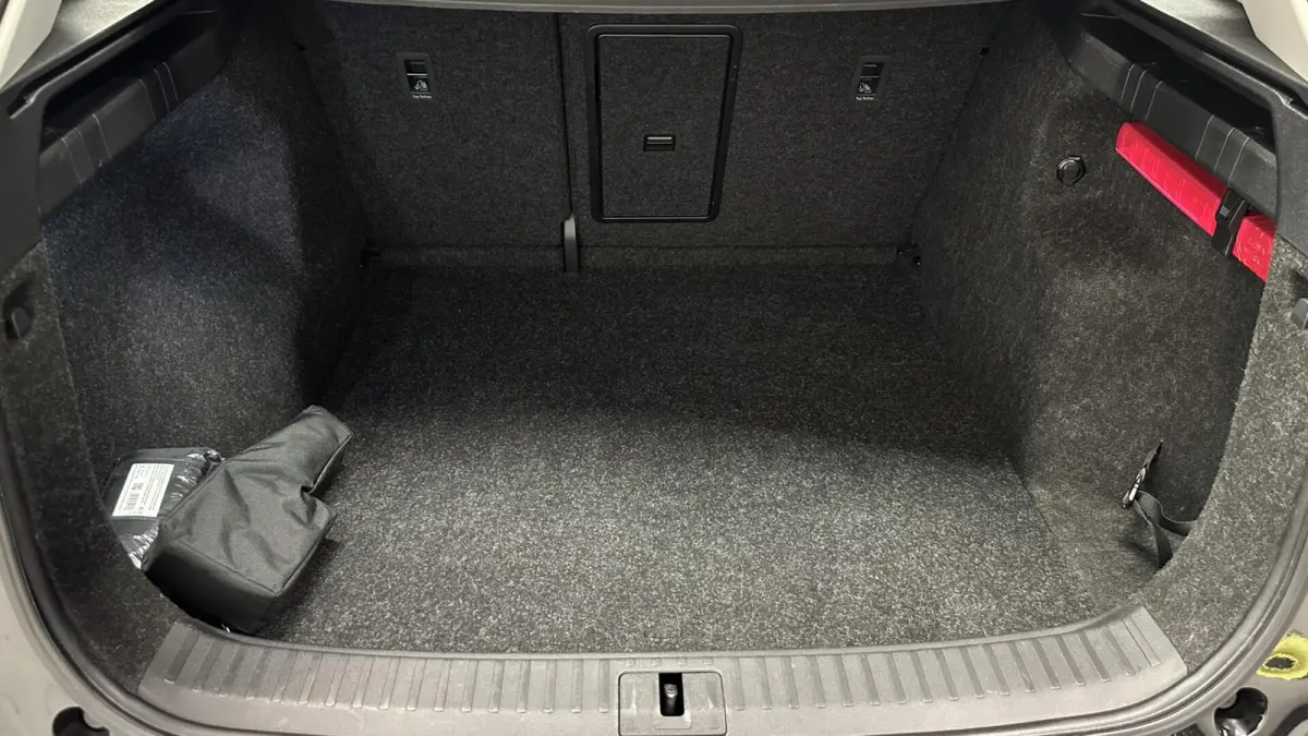 50 Business Edition NAVI ACC CARPLAY. 91% SOH