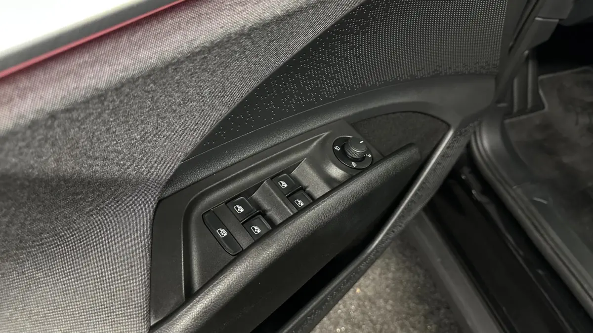 50 Business Edition NAVI ACC CARPLAY. 91% SOH