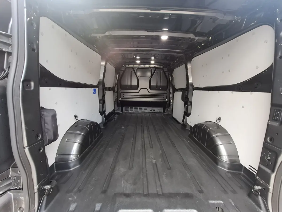 320 2.5 PHEV L2H1 Limited | Incl. BPM | NIEUW!! | Navigatie/Android/Apple Carplay | Cruise Control Adaptief | Voorstoelen/Voorruit Verwarmd | PDC Voor en Achter | Airco Automatisch | LED Kop
