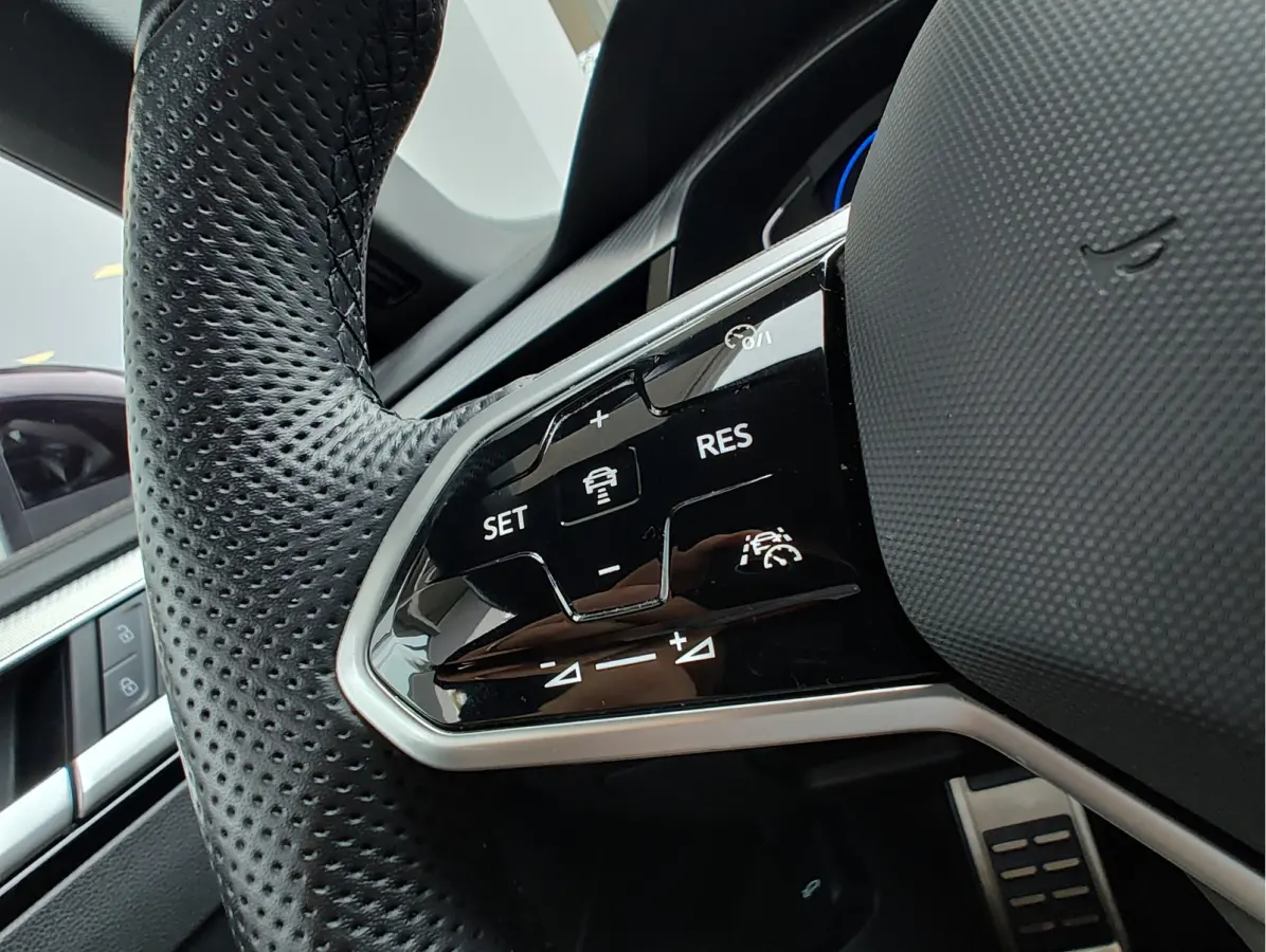 1.4 TSI eHYBRID R-LINE BUSINESS Ergo Seats | Virtual Cockpit | Park Assist