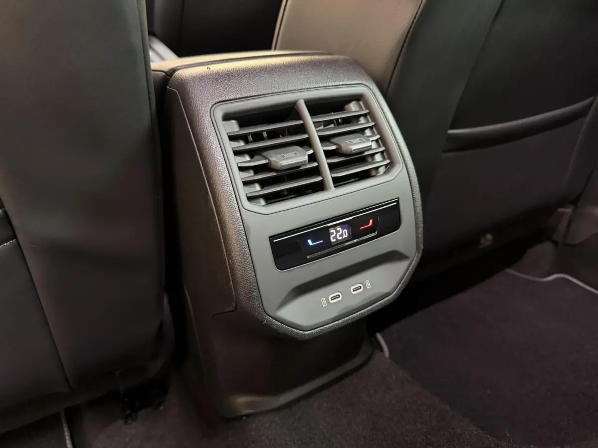 1.0 eTSI FR Business Intense Automaat | Metaalkleur | Apple CarPlay/Android Auto Full-link | LED verlichting | Climate control | Cruise control adaptief | Navigatiesysteem | Achteruitrijcame