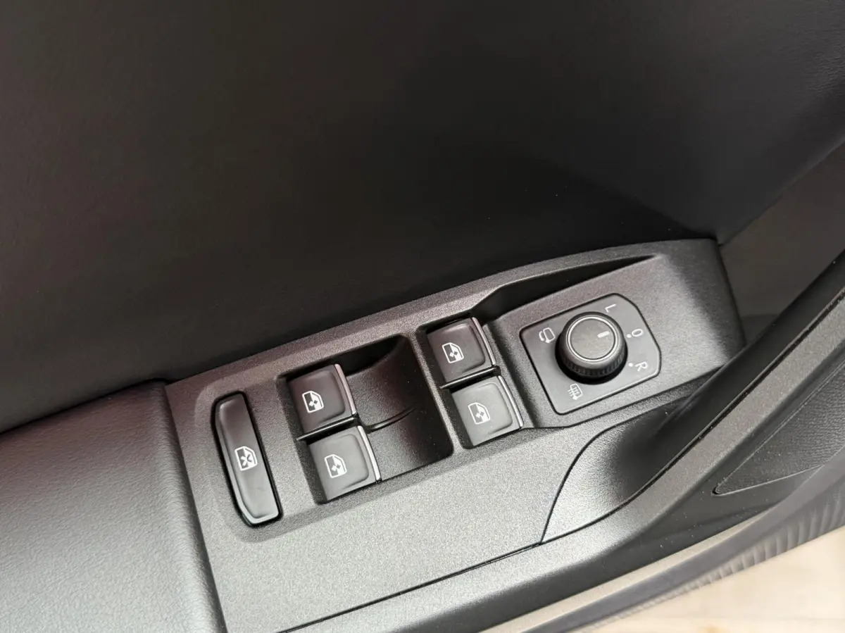 1.0 eTSI FR Business Intense Automaat | Metaalkleur | Apple CarPlay/Android Auto Full-link | LED verlichting | Climate control | Cruise control adaptief | Navigatiesysteem | Achteruitrijcame