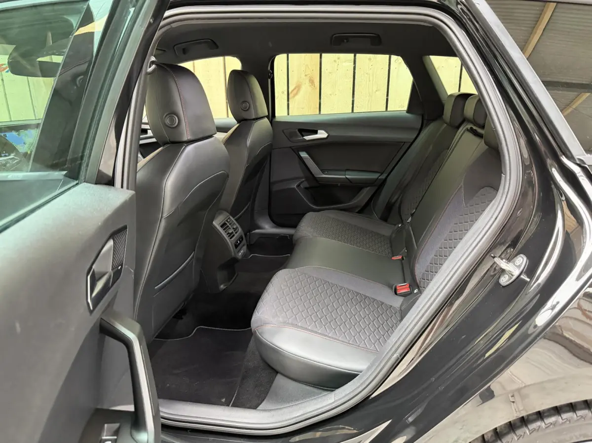 1.0 eTSI FR Business Intense Automaat | Metaalkleur | Apple CarPlay/Android Auto Full-link | LED verlichting | Climate control | Cruise control adaptief | Navigatiesysteem | Achteruitrijcame